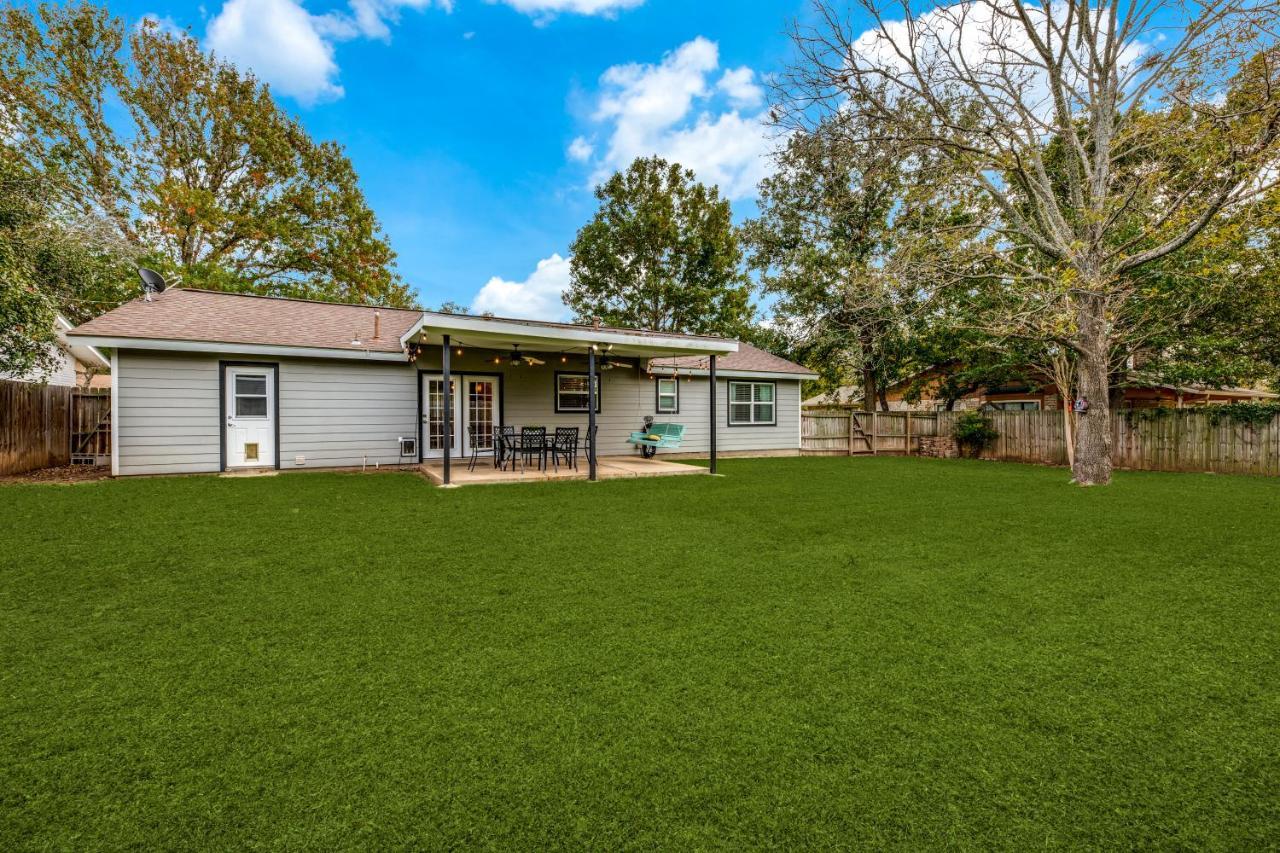 Cozy 4 Bedroom Home Blocks To Main Street And Wineries Fredericksburg Eksteriør billede
